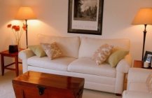 Комфортная гостиная с белыми диванами