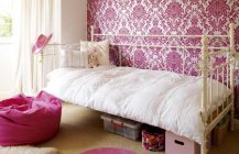 Розовая комната с цветастыми обоями